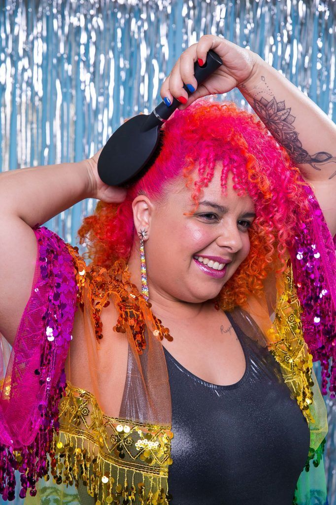 modelo com um penteado de Carnaval para cabelo cacheado