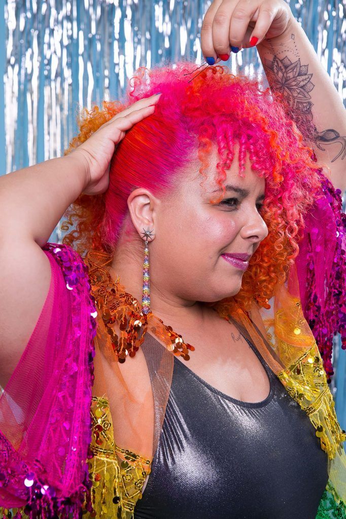 modelo com um penteado de Carnaval para cabelo cacheado