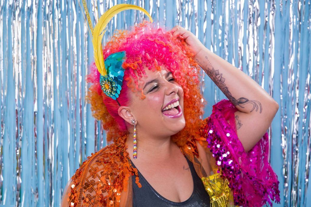modelo com um penteado de Carnaval para cabelo cacheado