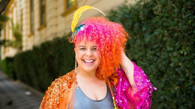 modelo com um penteado de Carnaval para cabelo cacheado