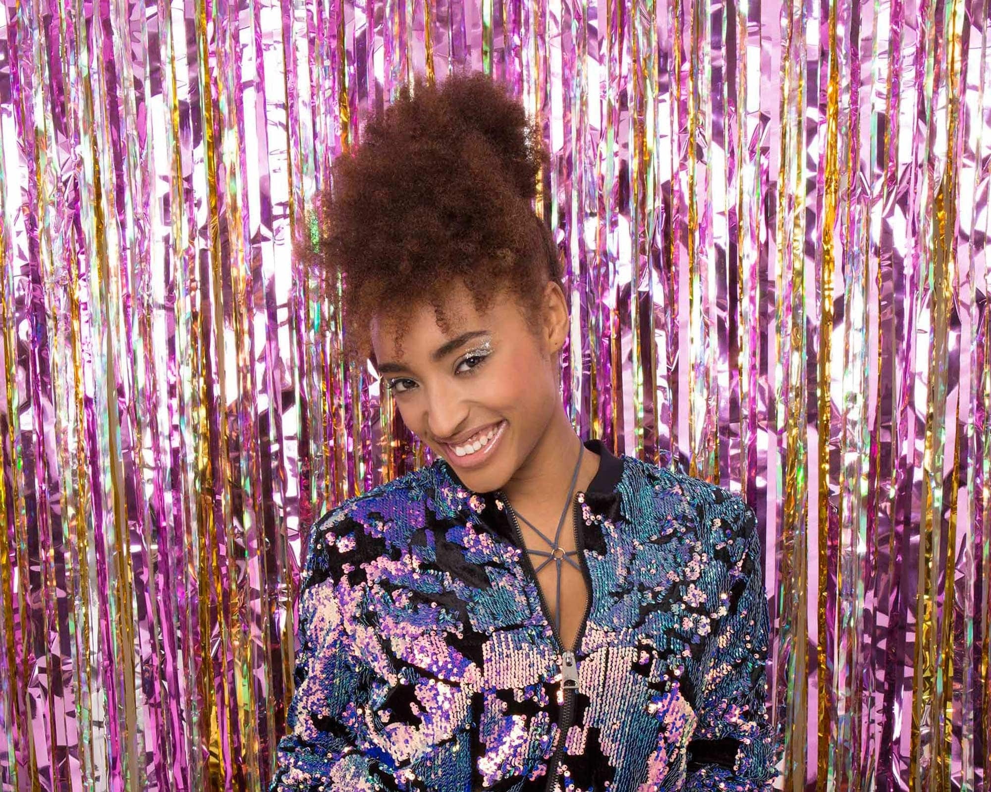 Folia caprichada: inspire-se em penteados de carnaval para cabelo crespo