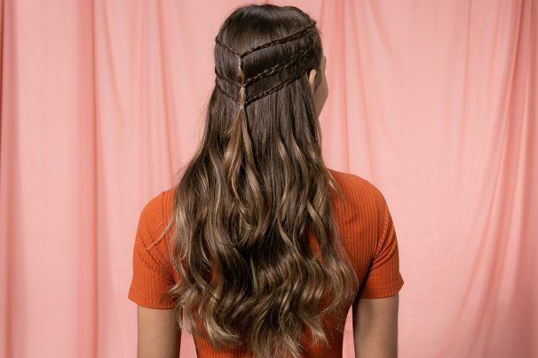 mulher com cabelo longo semipreso ondulado