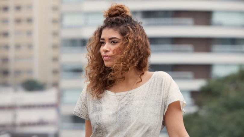 mulher usa meio rabo alto, um dos penteados para fazer sozinha