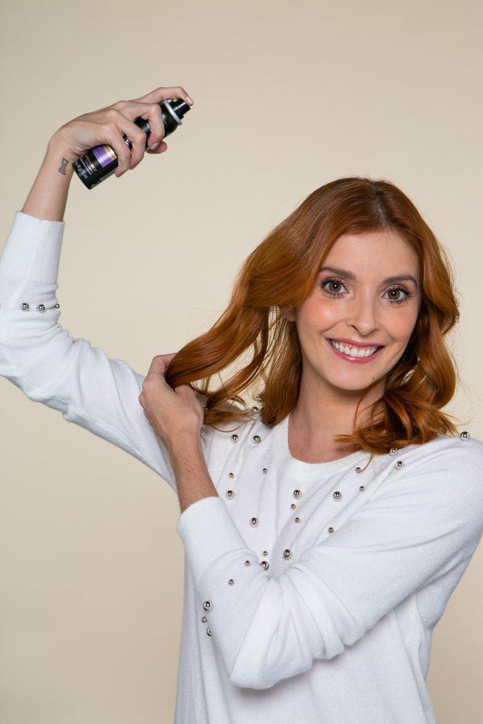 Modelo aplicando produto nos fios