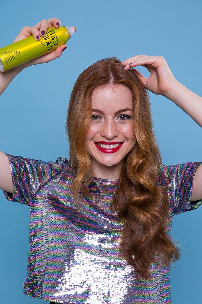 Cabelo ruivo liso comprido com spray a seco
