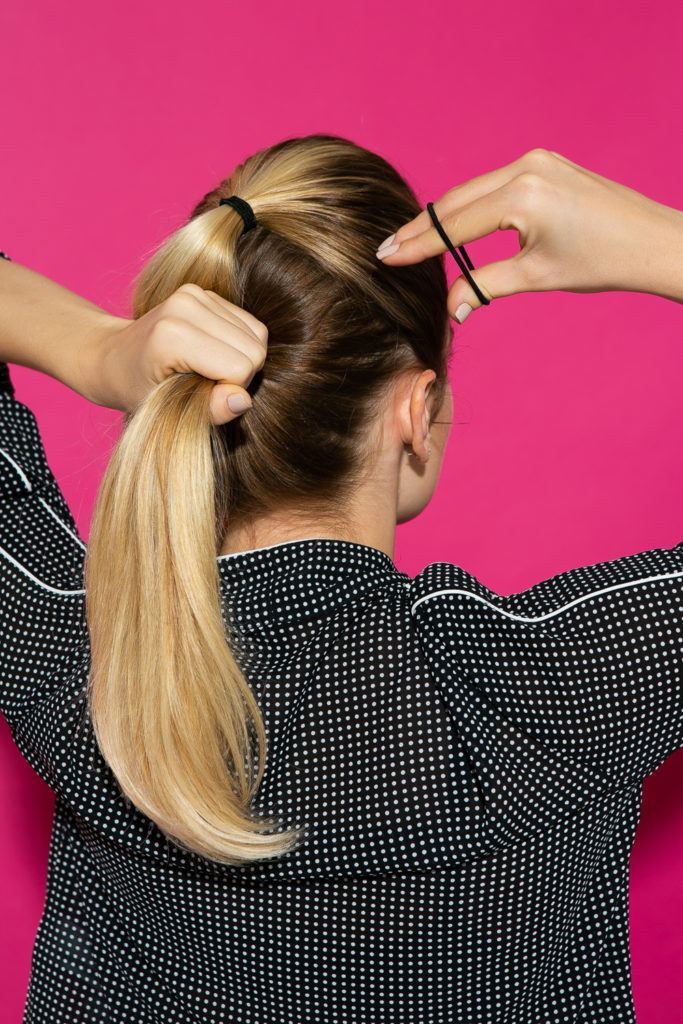 Prendendo as partes do cabelo para finalização do penteado