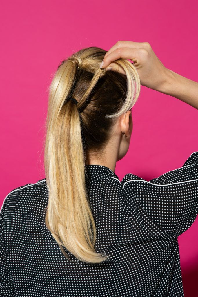 Prendendo as partes do cabelo para finalização do penteado