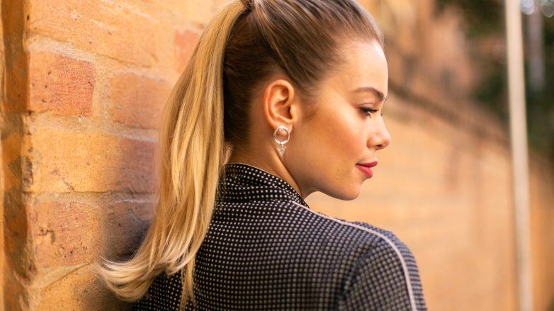 Cabelo liso com rabo de cavalo alto e escorrido