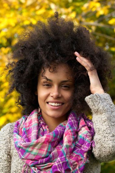 Mulher com cabelo crespo no estilo black power