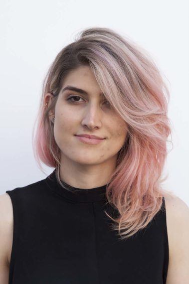 Mulher com cabelos lisos rose gold