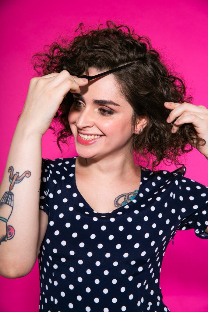 cabelo corte chanel cacheado sendo partido na lateral superior
