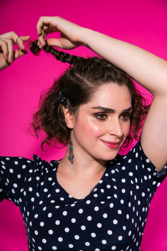 cabelo corte chanel cacheado com trança na parte superior