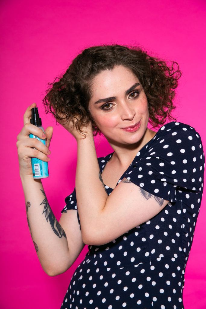aplicaçao de spray seda em cabelo cacheado