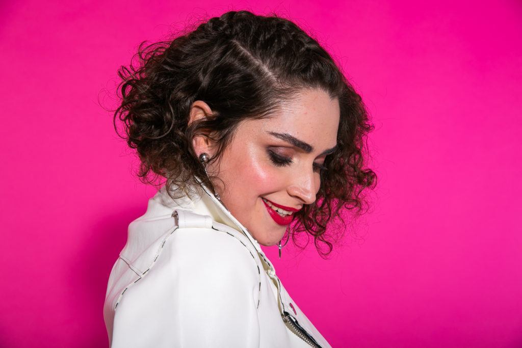 cabelo corte chanel cacheado preso na lateral e trançado no topo