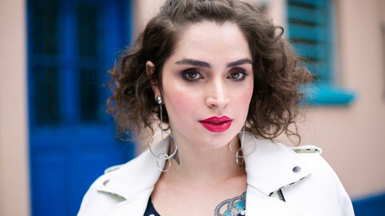 cabelo corte chanel cacheado preso na lateral e trançado no topo