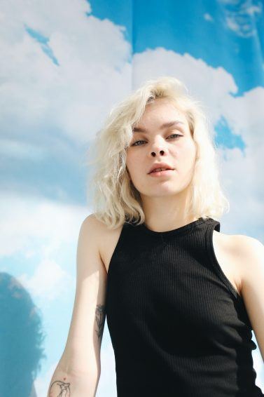 mulher com cabelo médio platinado ondulado