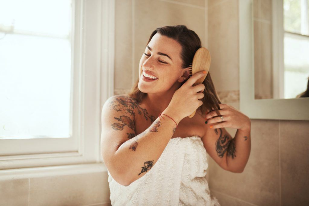mulher cuidando do cabelo