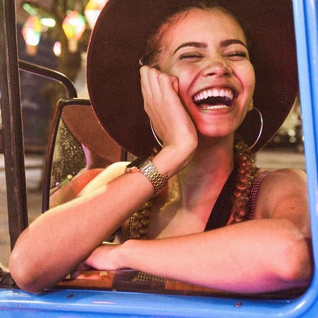 Cabelo com tranças laterais e chapeu