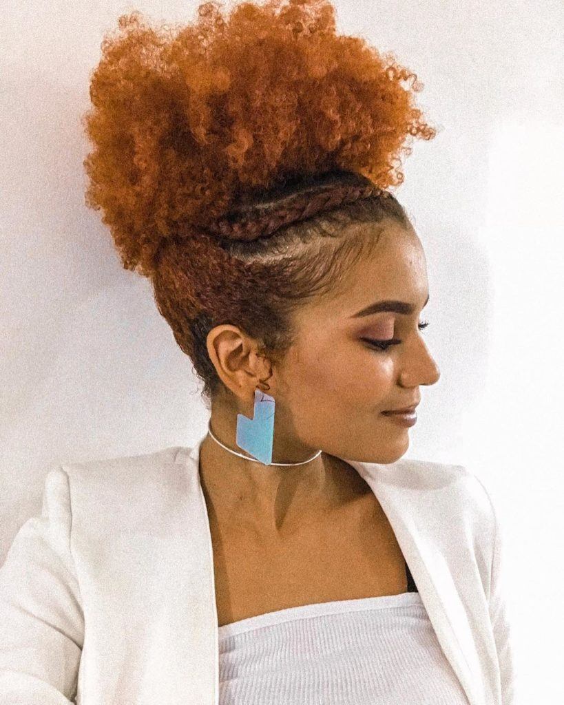 Cabelo crespo afro ruivo com penteado de trança na lateral