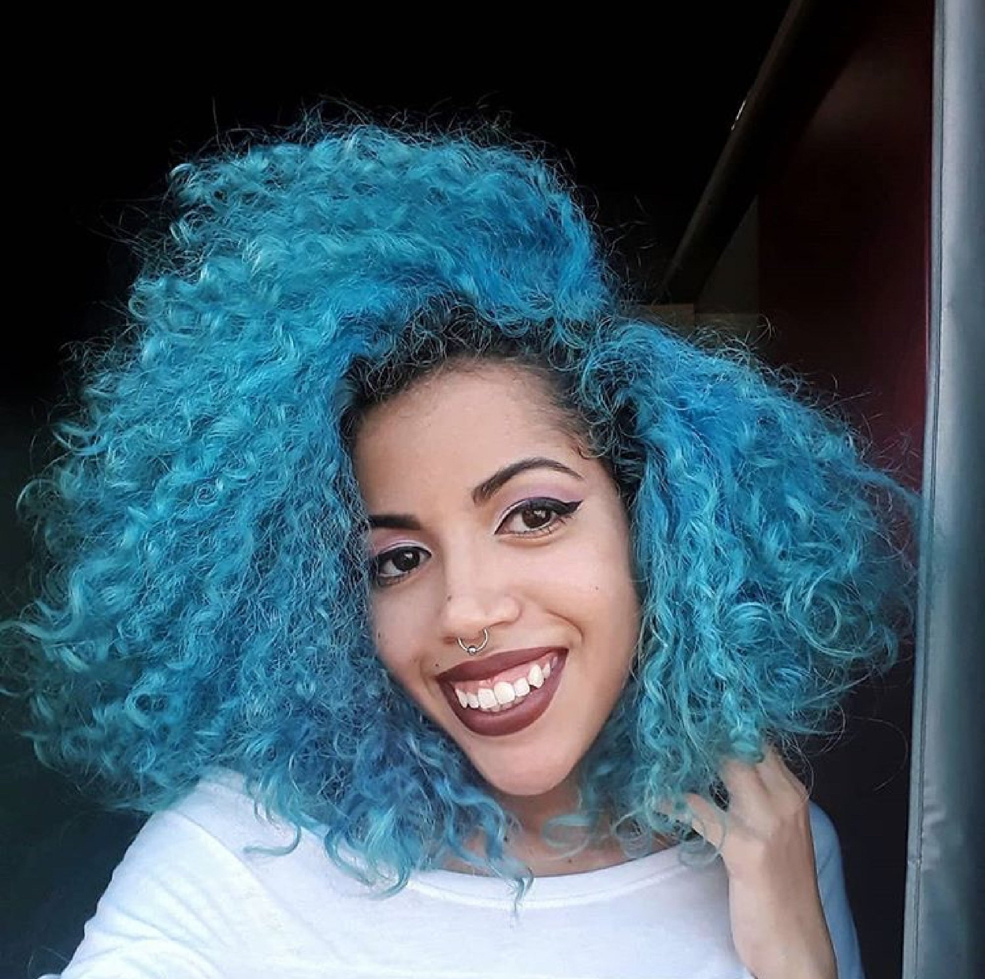 Cabelo cacheado azul