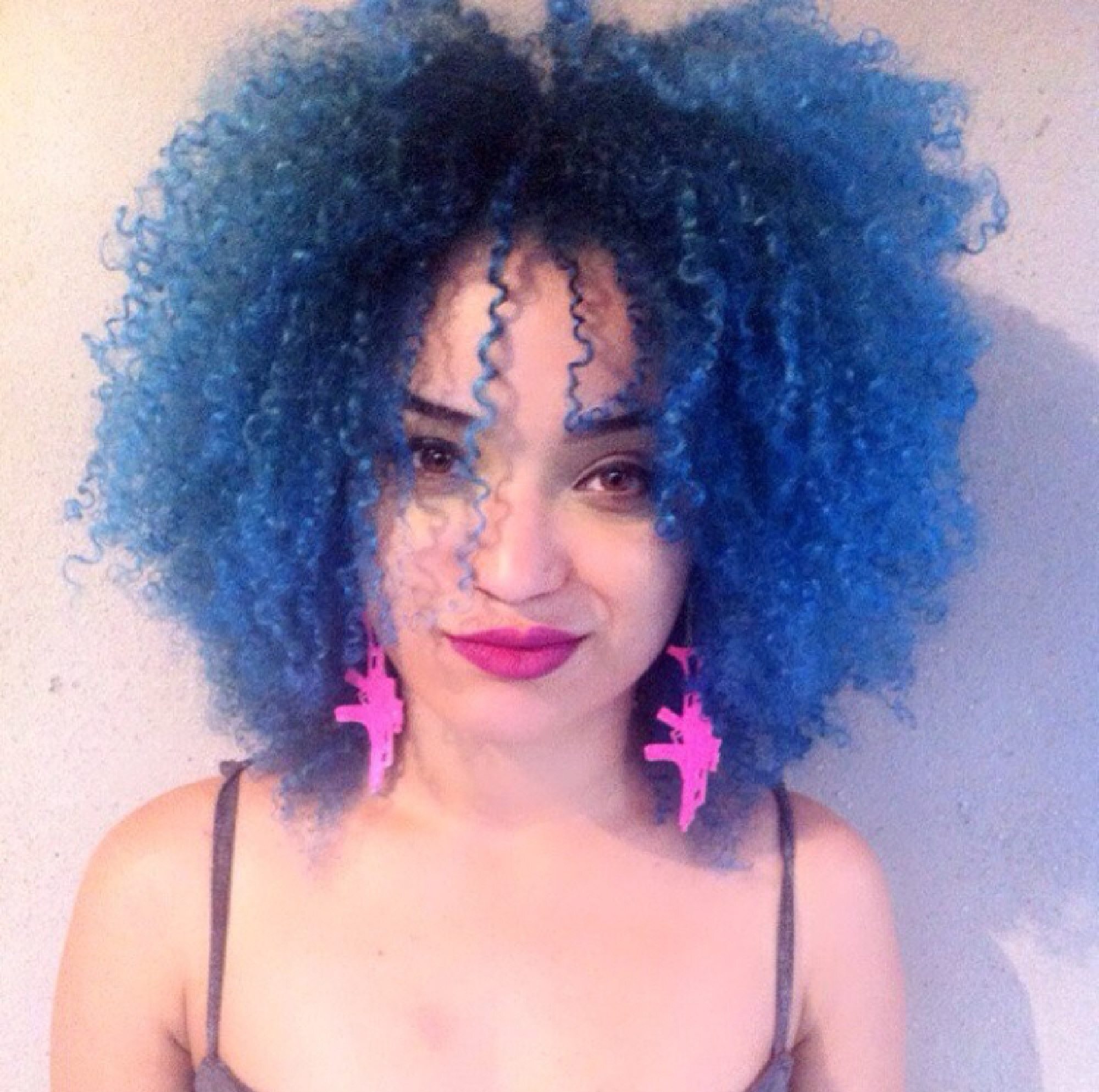 Tons de azul para cabelo crespo: 10 inspirações para ter a cor do momento nos fios