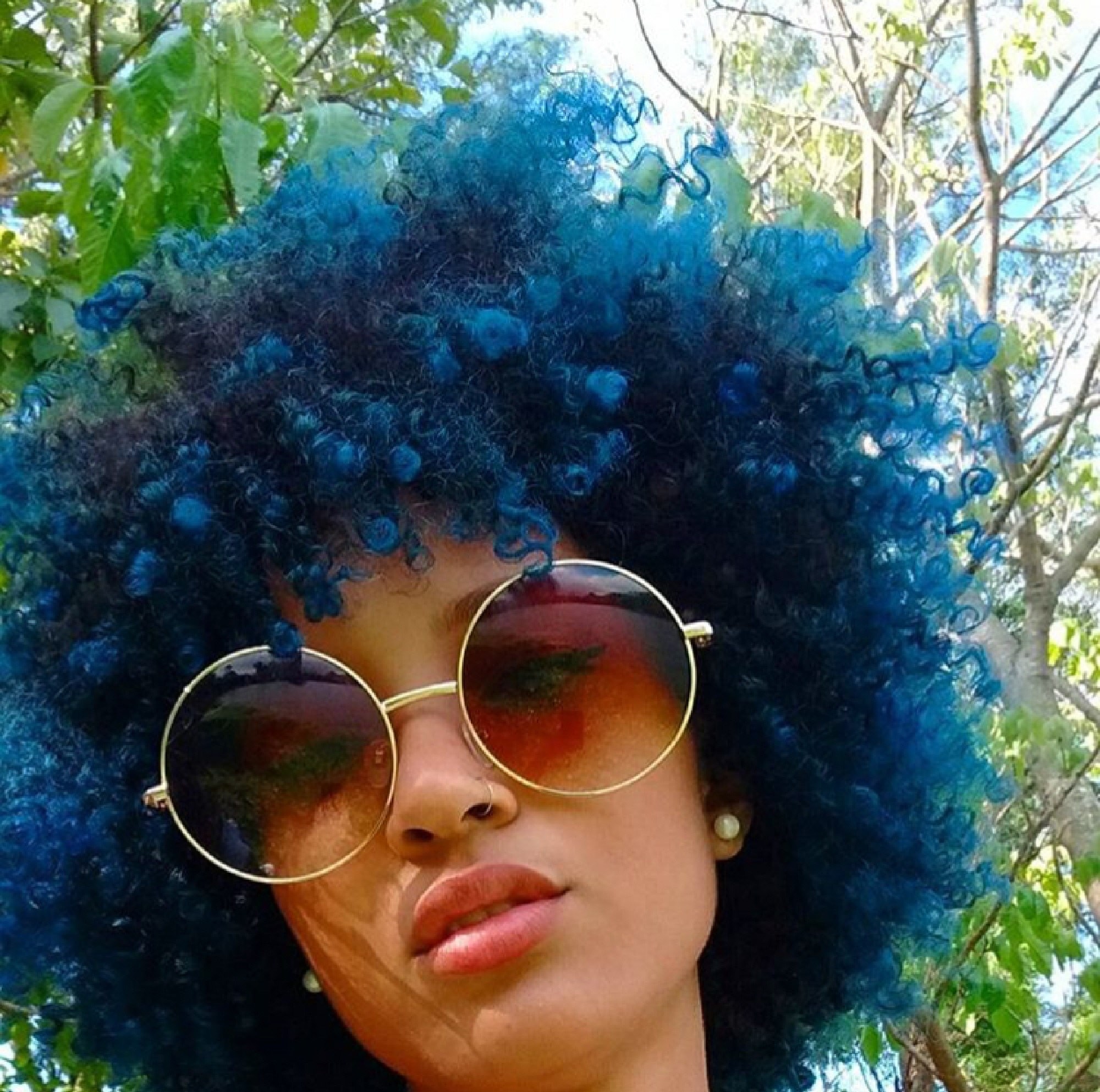 Cabelo crespo cacheado azul