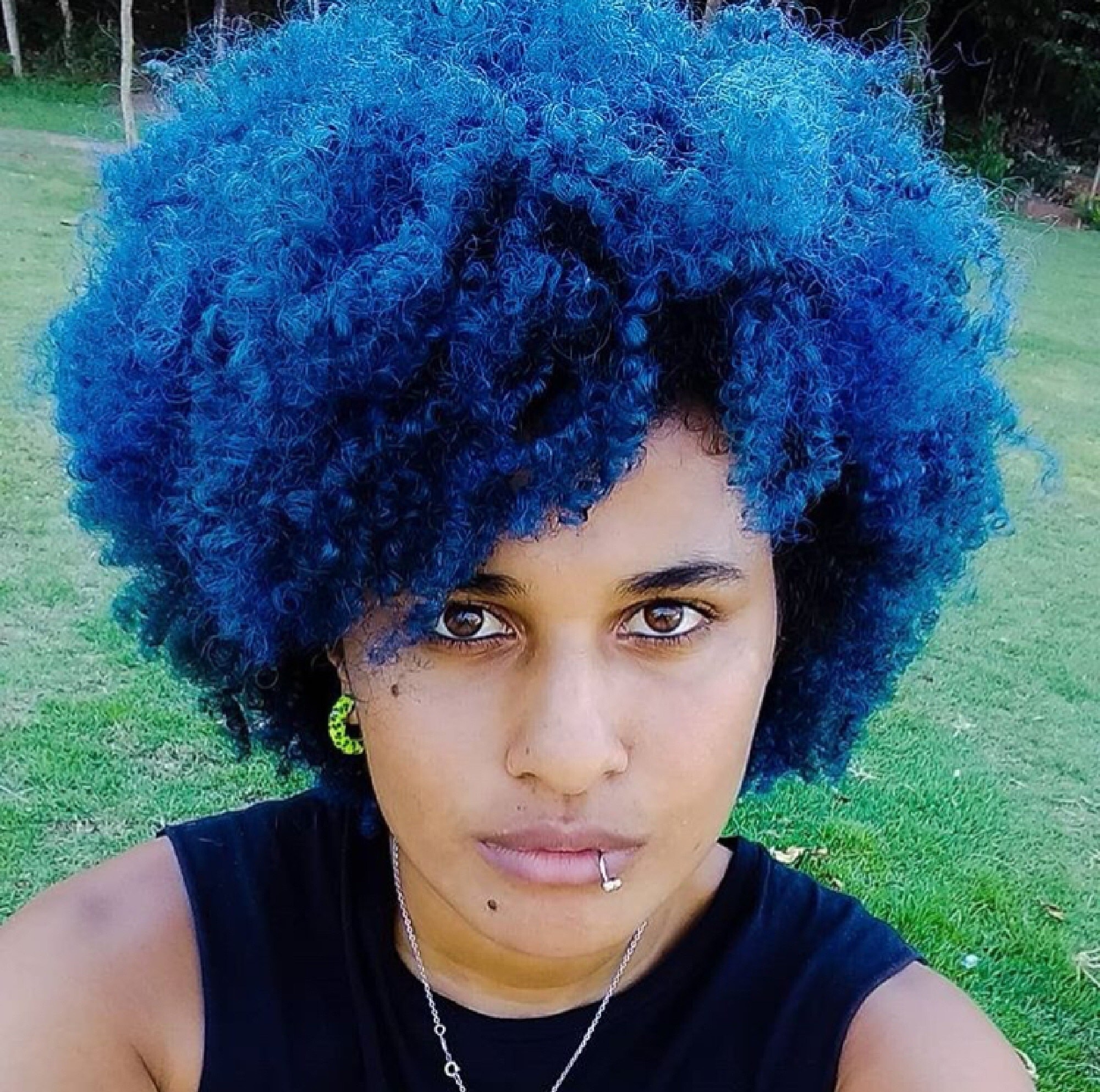 Cabelo crespo cacheado azul