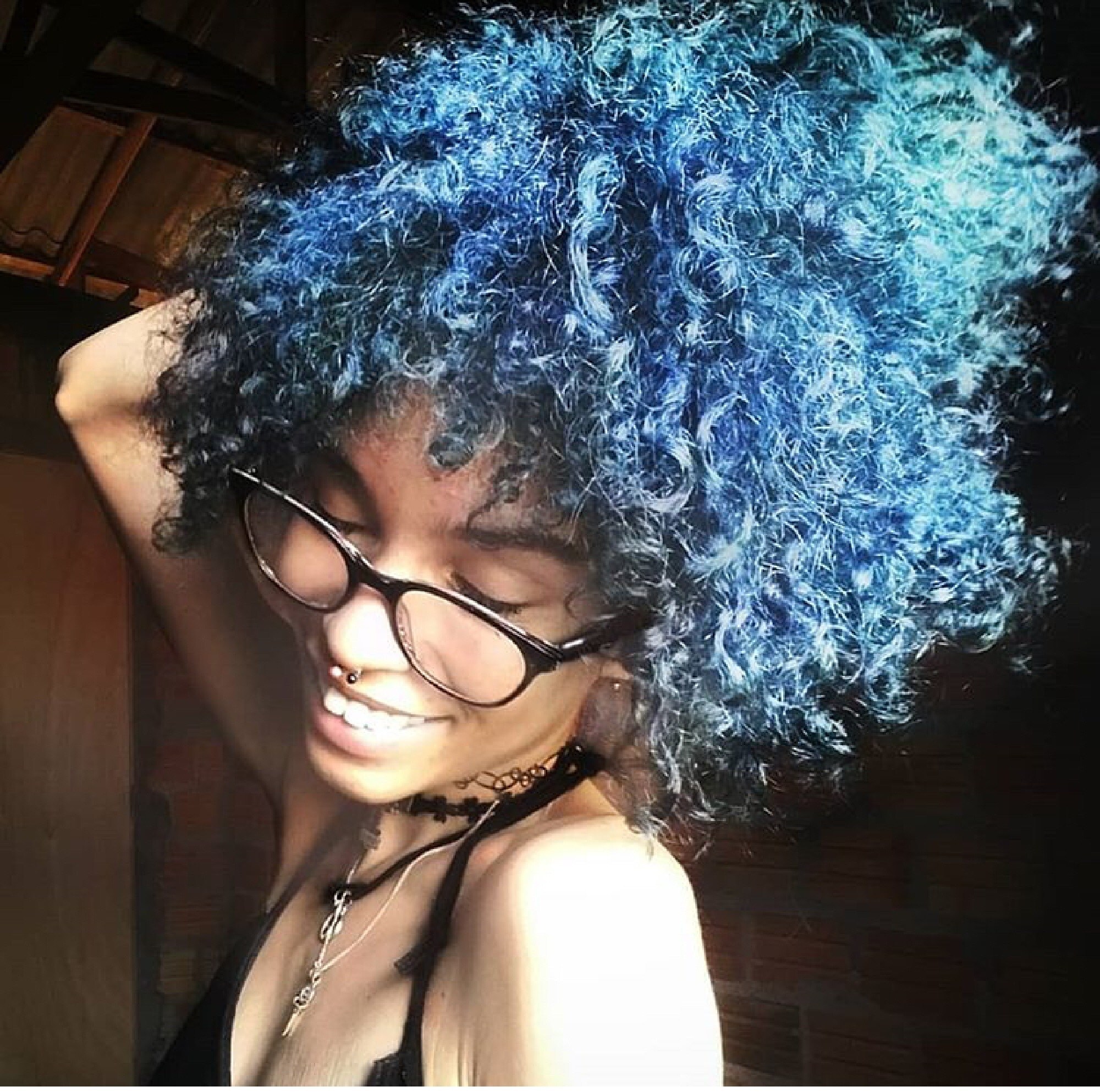 Cabelo crespo cacheado azul