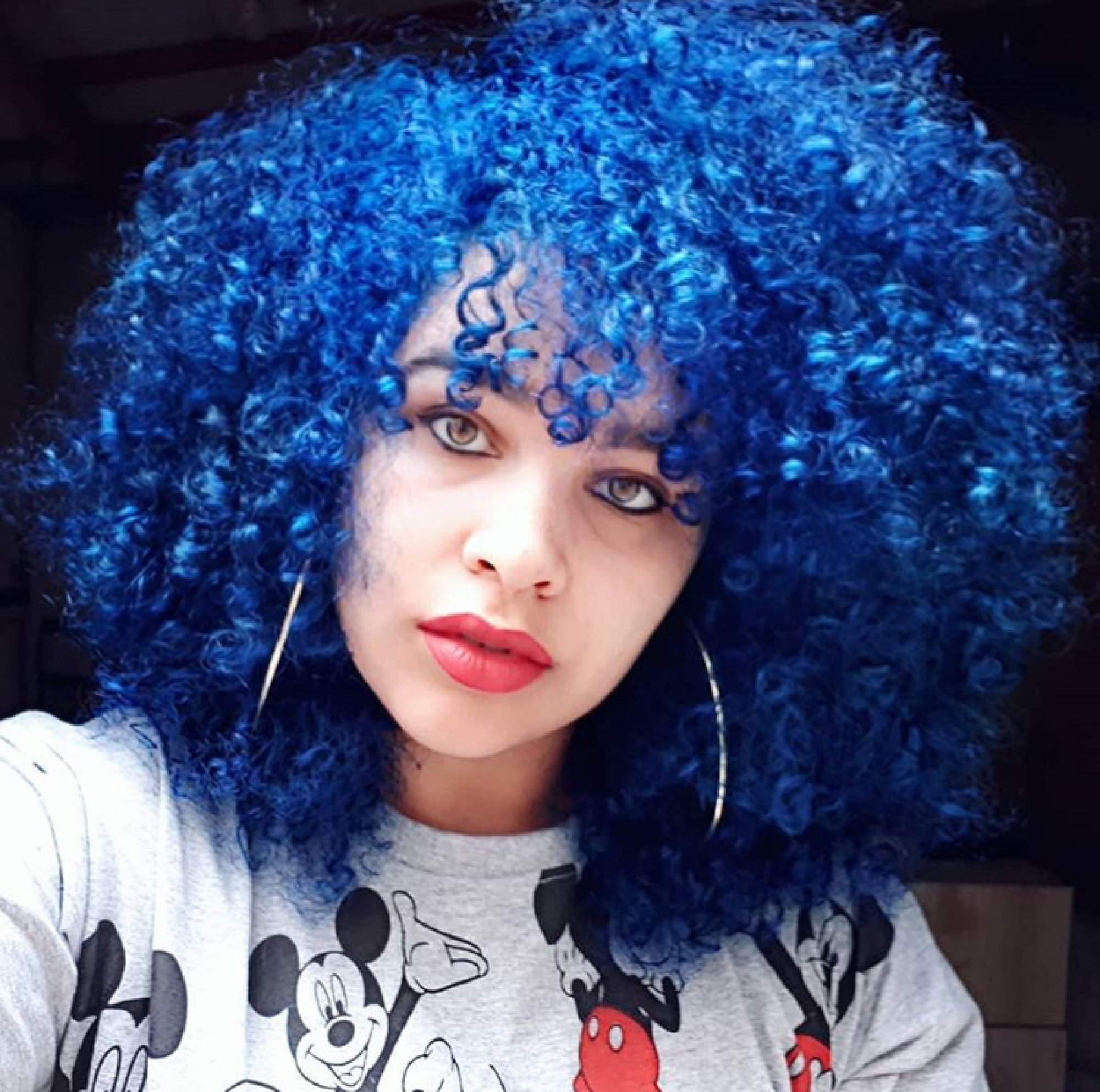 Cabelo crespo cacheado azul