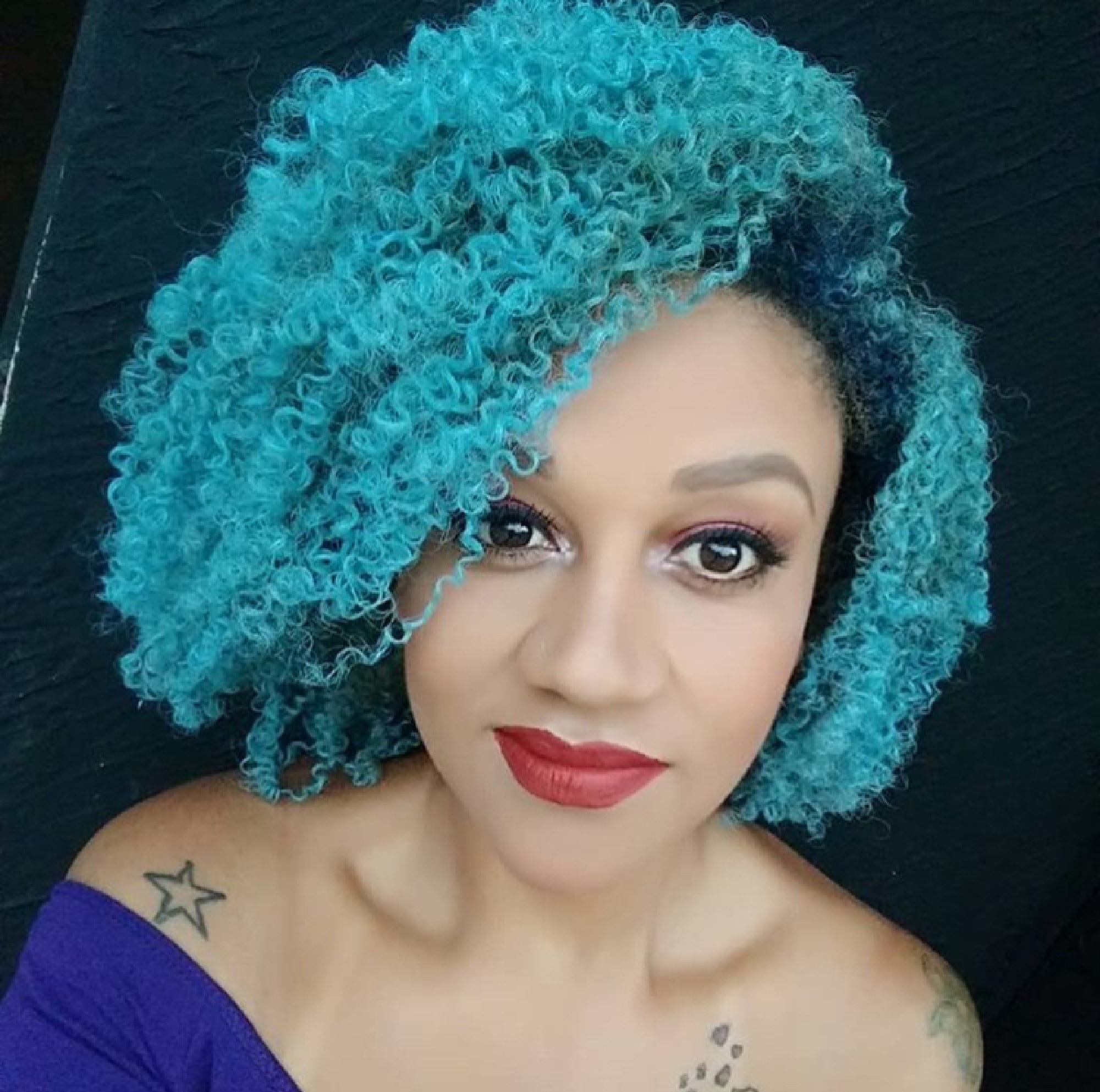 Cabelo crespo cacheado azul