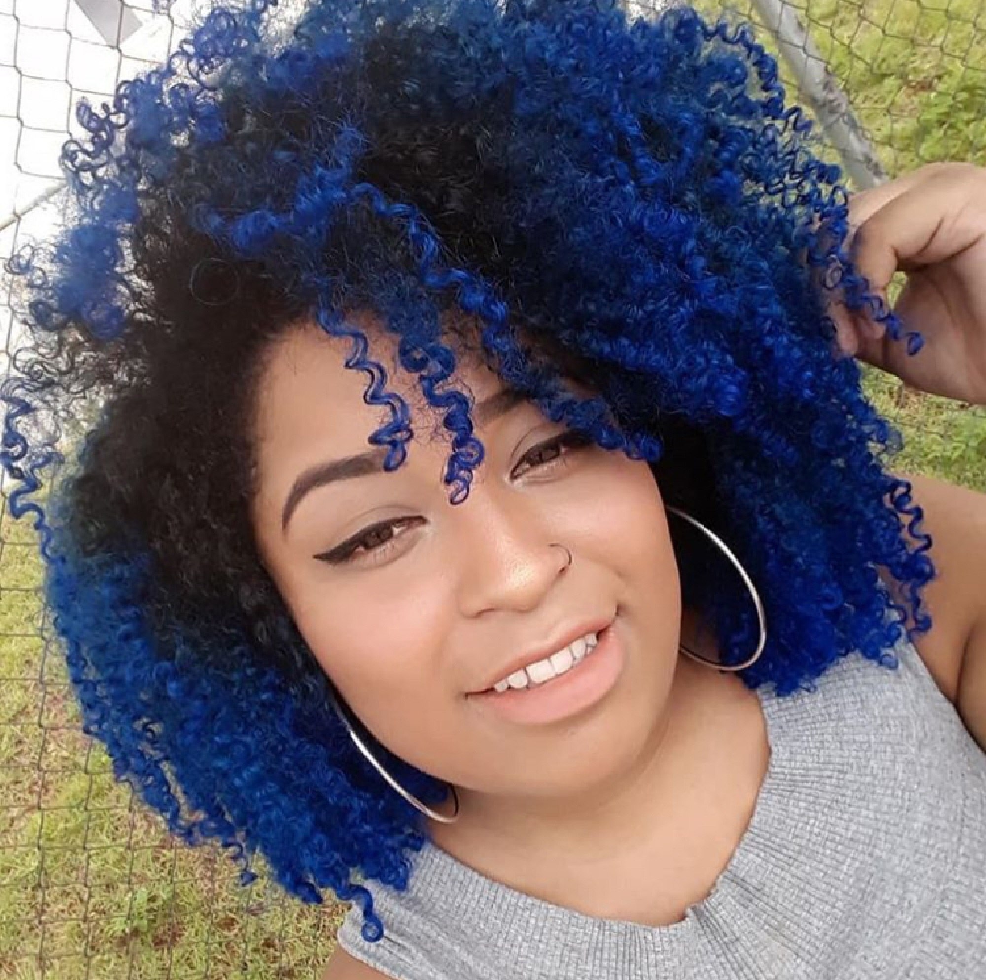 Cabelo crespo cacheado azul