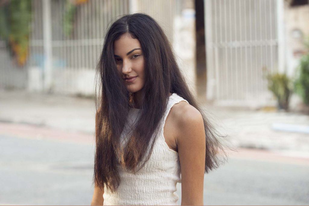 Modelo com cabelo alisado transição invertida