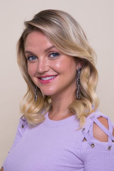 Modelo loica com cabelo ondulado