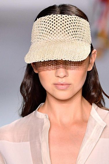 modelo usando um dos acessórios para cabelo 2018