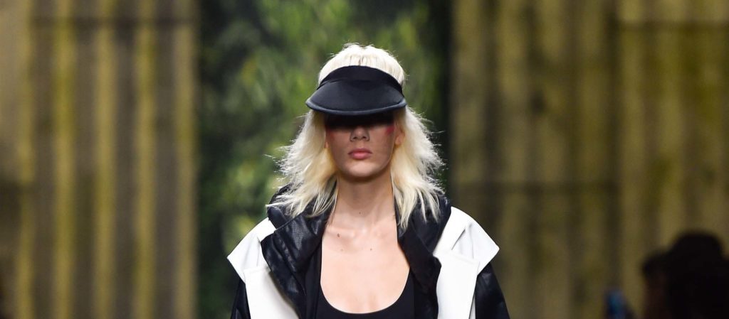 Mulher usa viseira, um dos Acessórios de cabelo para o verão 2017