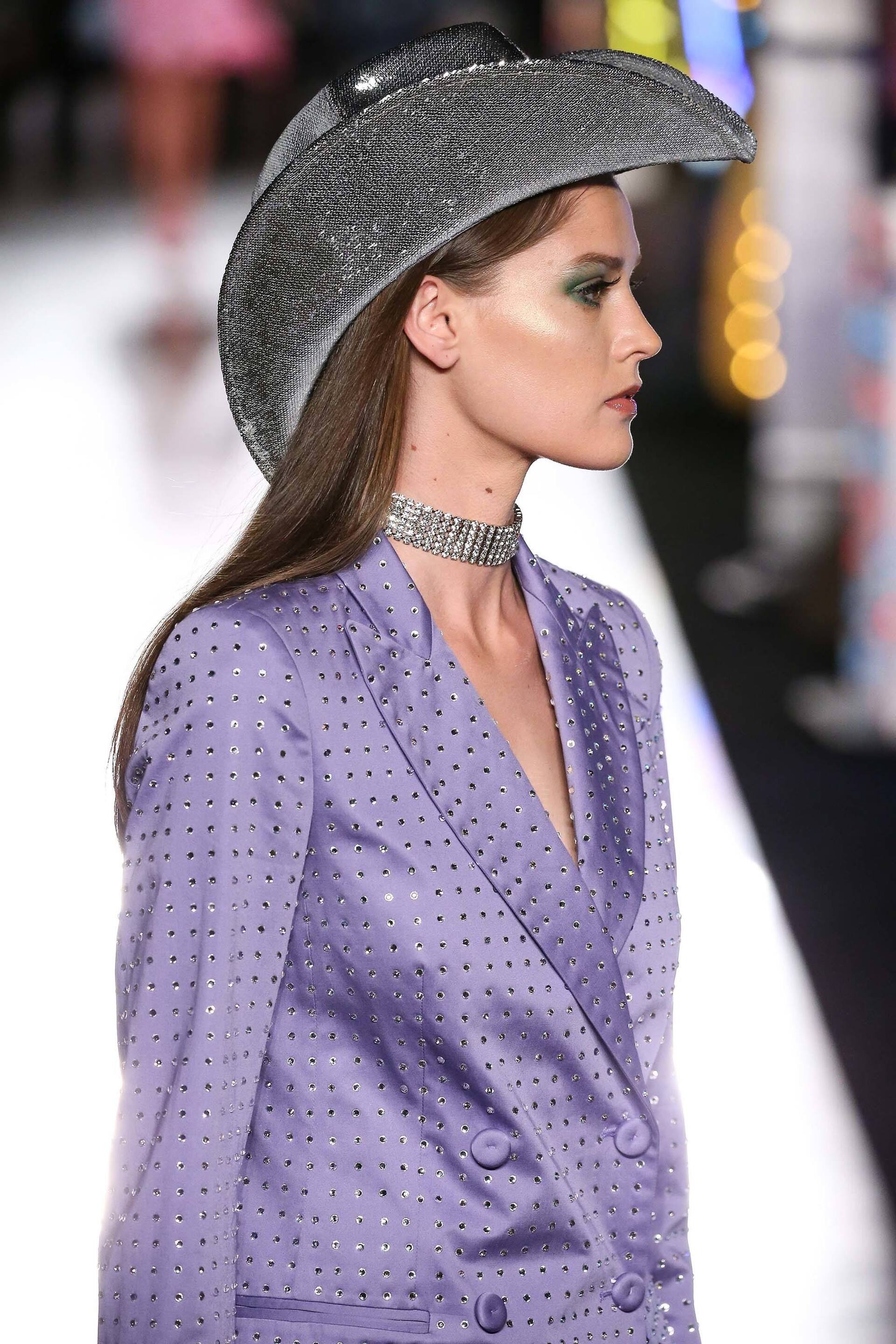 modelo usando um dos acessórios para cabelo 2018