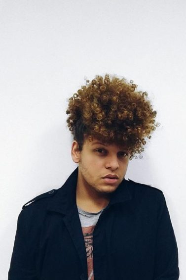 Cabelo crespo cacheado masculino com penteado afro puff