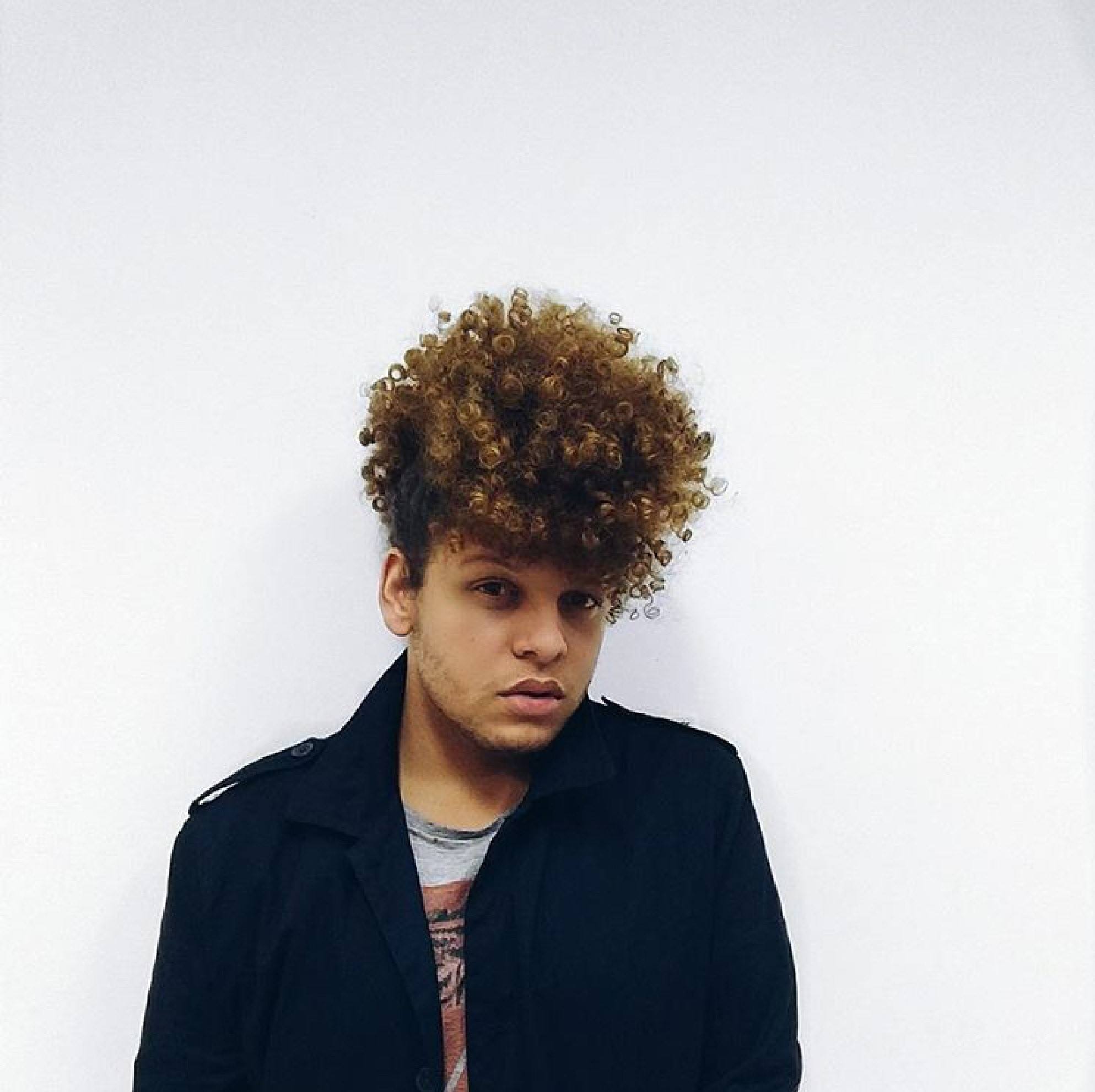Cabelo crespo cacheado masculino com penteado afro puff