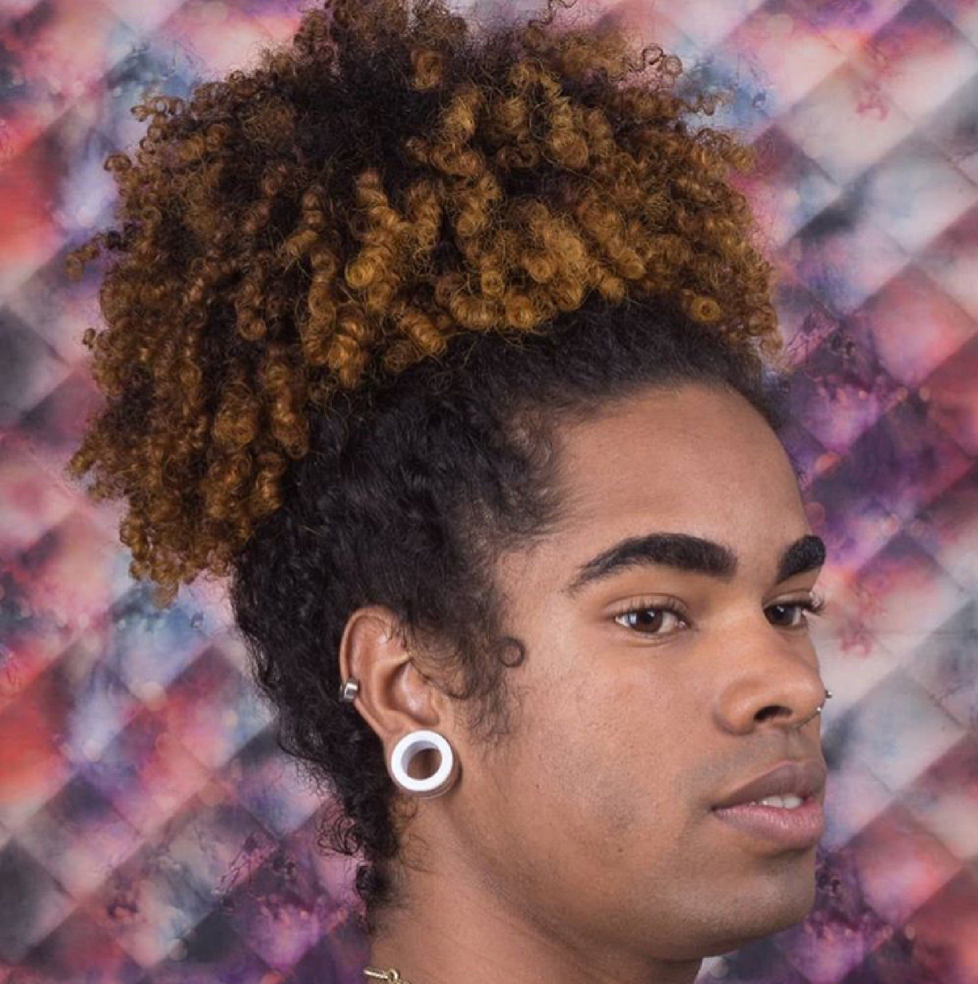 Cabelo crespo cacheado masculino com penteado afro puff