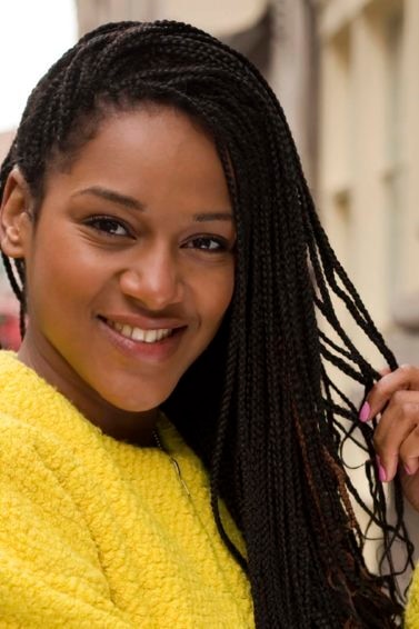 modelo morena com trança com cabelo sintético