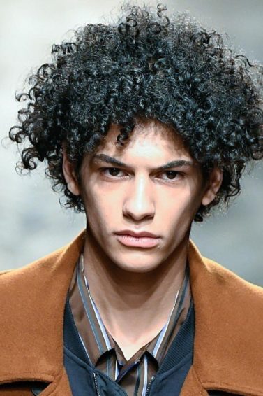 Cabelo crespo masculino cacheado com franja
