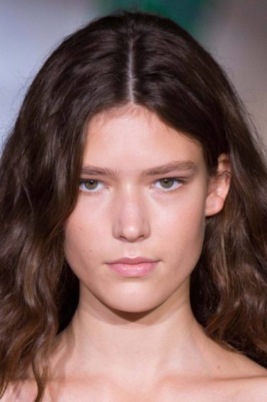 modelo com cabelo ondulado definido