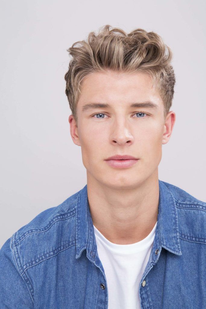 modelo de cabelo ondulado masculino
