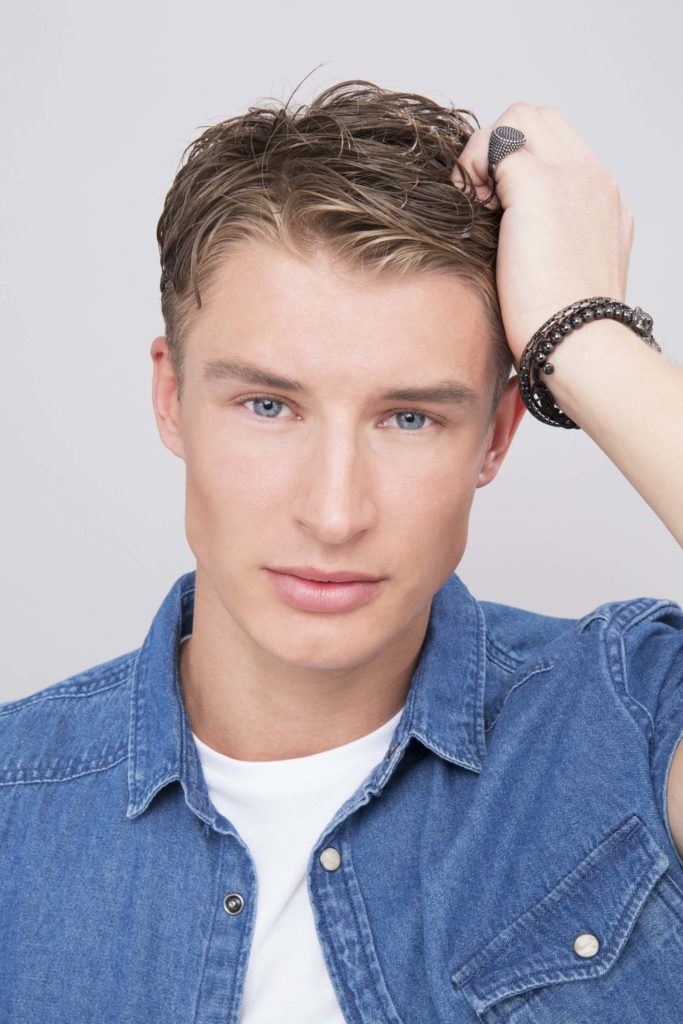 modelo de cabelo ondulado masculino