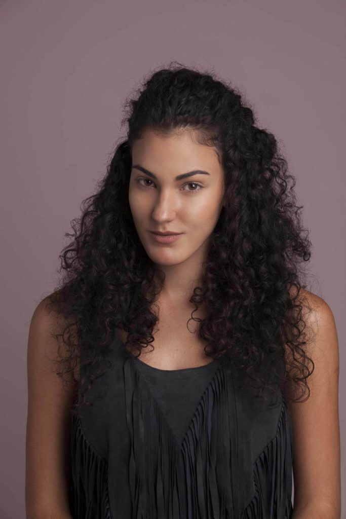 Mulher com cabelo longo cacheado