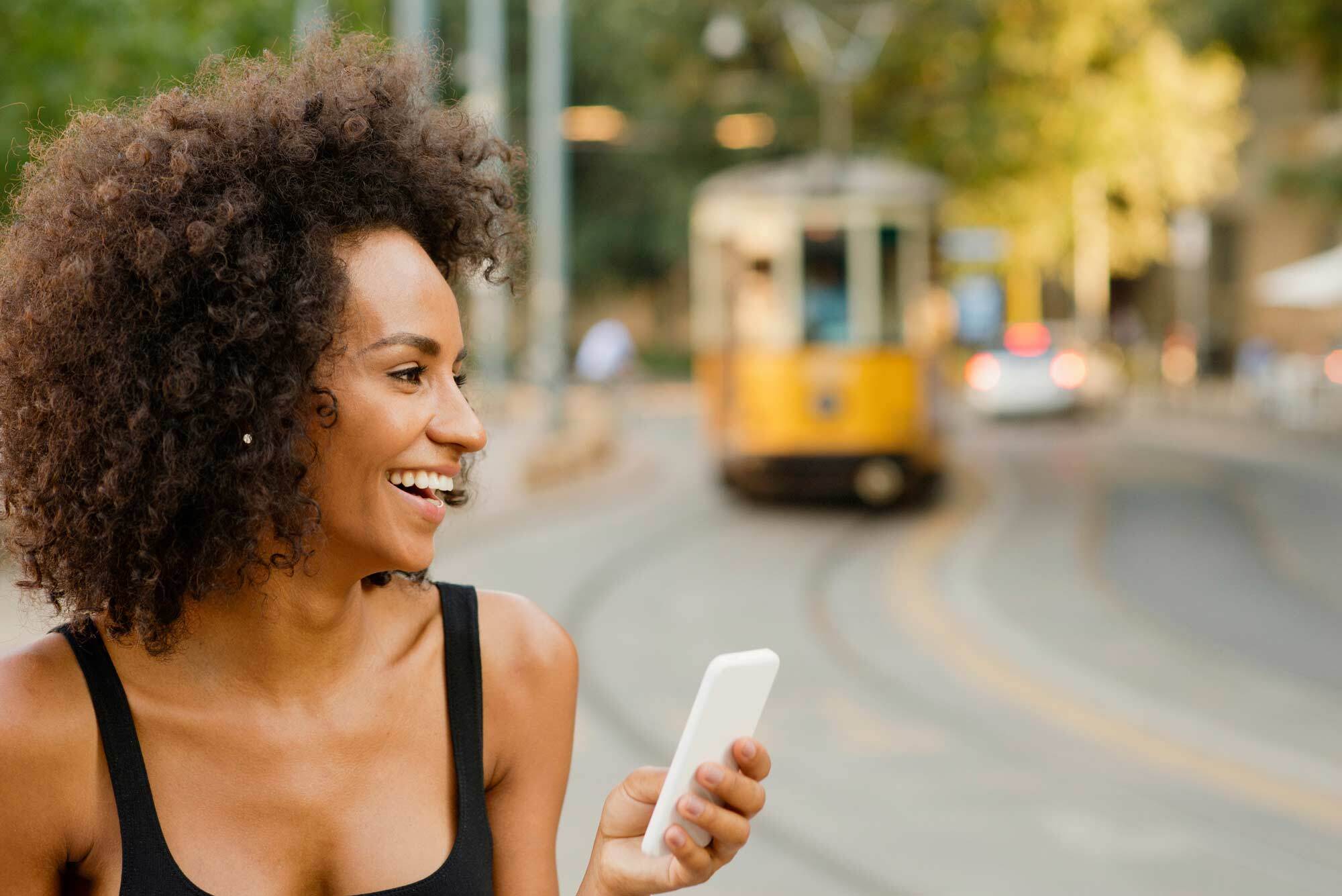 cachear cabelo com gelatina: modelo com cabelo curto cacheado