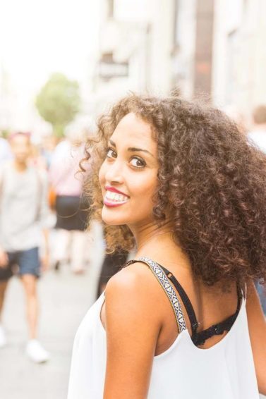 cachear cabelo com gelatina: modelo com cabelo cacheado