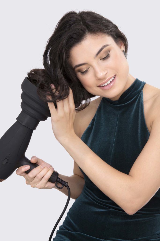 modelo ilustrando matéria sobre cachear cabelo ondulado com secador