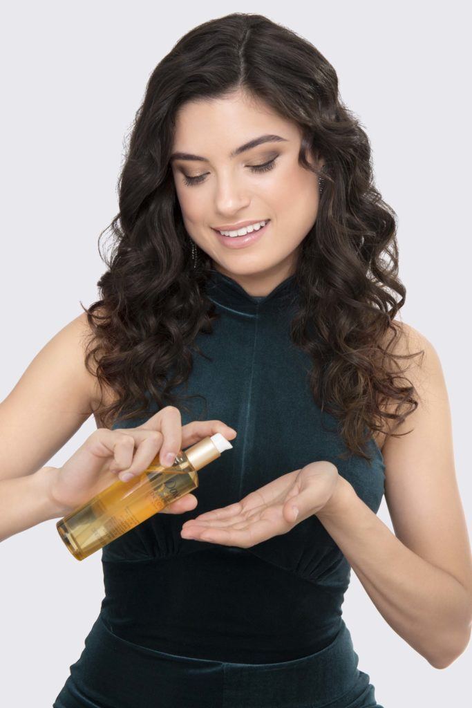 modelo ilustrando matéria sobre cachear cabelo ondulado com secador