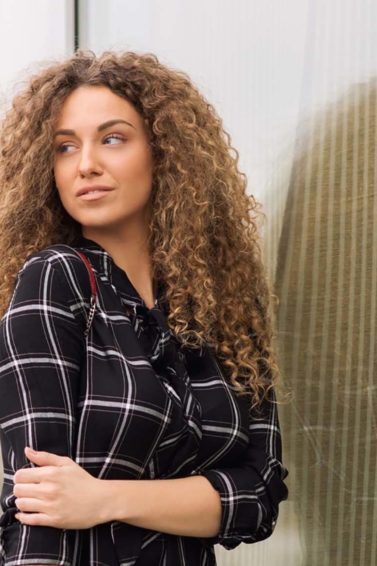 modelo usando colágeno para cabelo cacheado